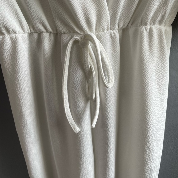 NWT Boohoo plunge front tie waist flutter sleeve white cropped jumpsuit. Size 6. - Picture 7 of 8